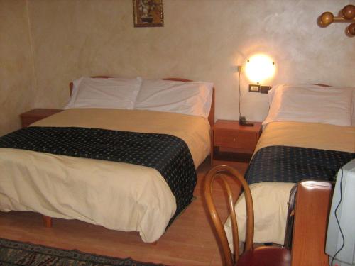 1 queen bed, 1 twin bed
