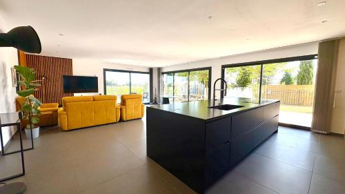 virtuve, Villa contemporaine avec piscine - Céleste (Villa contemporaine avec piscine - Celeste) in Jonage