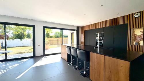 virtuve, Villa contemporaine avec piscine - Céleste (Villa contemporaine avec piscine - Celeste) in Jonage