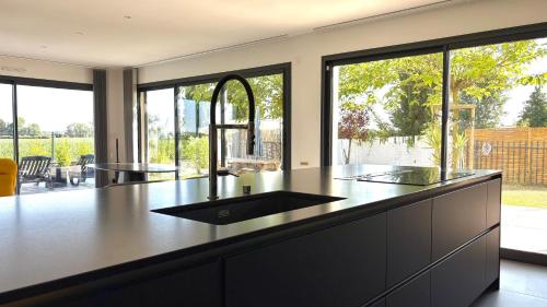 virtuve, Villa contemporaine avec piscine - Céleste (Villa contemporaine avec piscine - Celeste) in Jonage