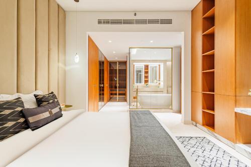 Luxury Palm Escape & Elegant 2BR with Balconies, Dubaï
