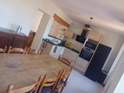 virtuve, La petite Maison in Sainte Florine ciems