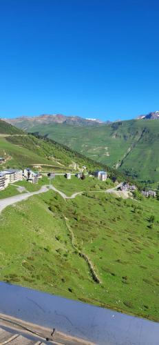 4 personnes au pied des piste et sentier de randonné