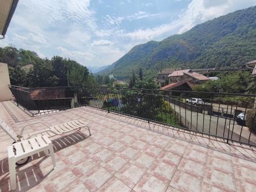 Balcony/terrace, Grande maison de vacances avec jardin in Garanou