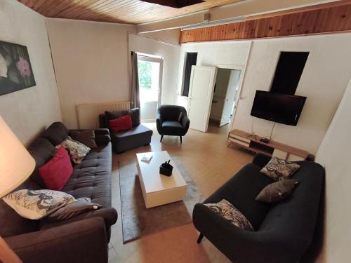 Shared lounge/TV area, Grande maison de vacances avec jardin in Garanou
