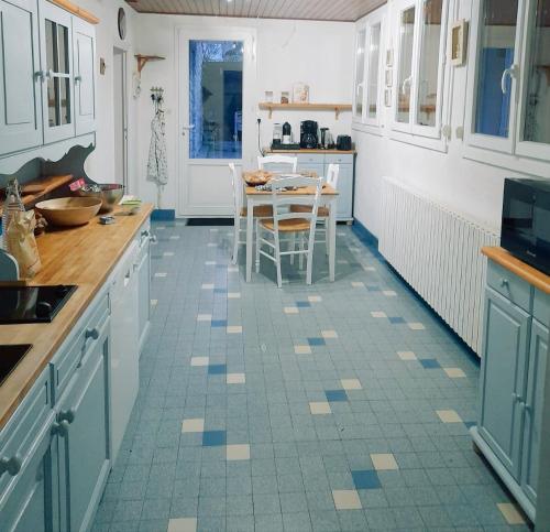 Kitchen, Grande maison de vacances avec jardin in Garanou