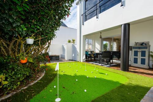 Comoditats, 10 on Pelican in The Cove