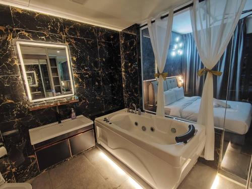 Dsir Lustful KL Jacuzzi NFLX Prjscn120 TV65 - image 8