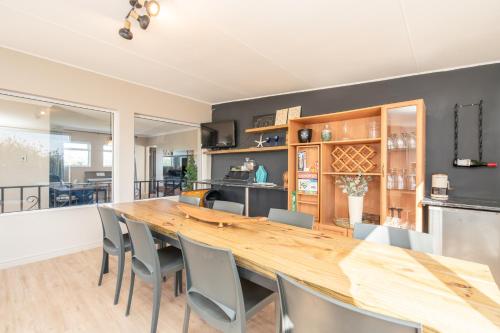 Comoditats, 10 on Pelican in The Cove