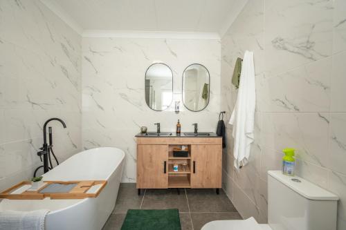 Comoditats, 10 on Pelican in The Cove