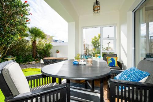 Comoditats, 10 on Pelican in The Cove