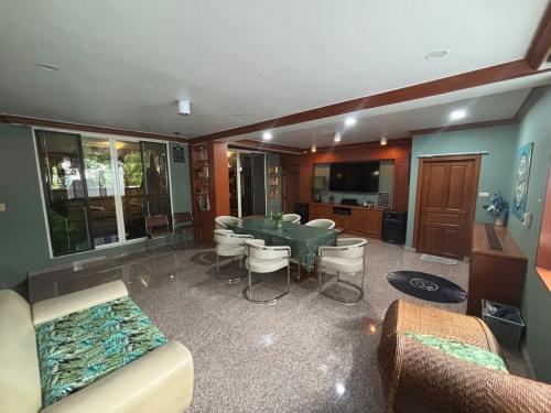 Oasis villa Mini bar Pool Table & Ktv - image 10