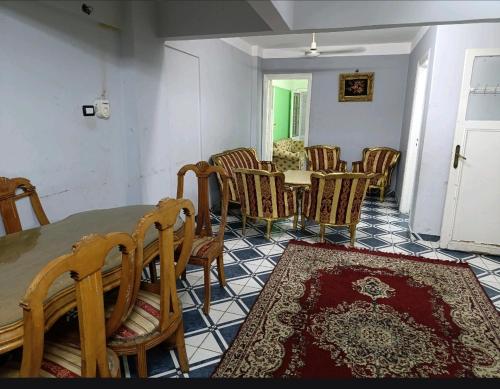 شقة بميامي دقيقتين للبحر دور سادس سلم بها نت - image 5