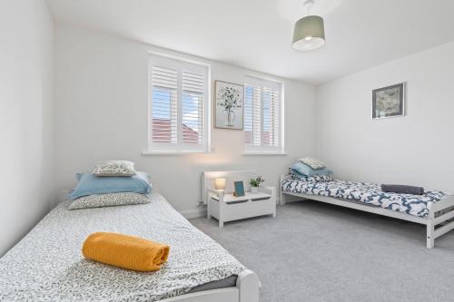 53 Stylish 4 Bed Home 2 Full 1 Half Bath Free Parking