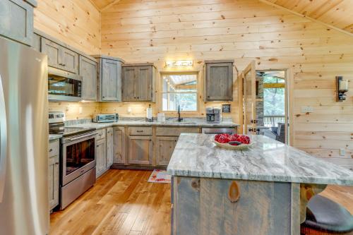 Cabin Near Blue Ridge with Fire Pit and Large Deck in Mineral Bluff, USA
