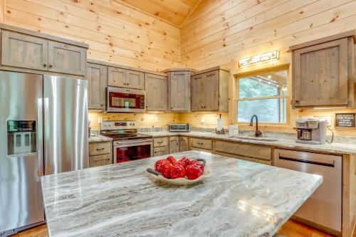 Cabin Near Blue Ridge with Fire Pit and Large Deck in Mineral Bluff, USA
