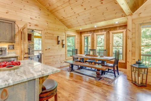 Cabin Near Blue Ridge with Fire Pit and Large Deck in Mineral Bluff, USA