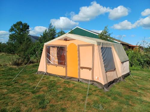 Oranje retro tent, vlakbij Sneek in Poppingawier