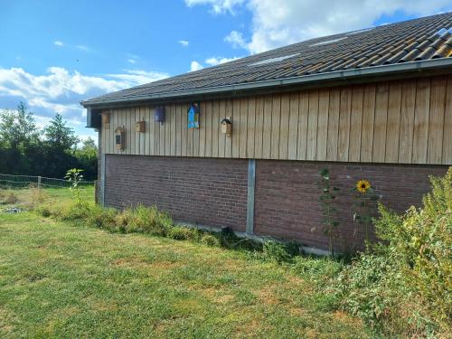 Oranje retro tent, vlakbij Sneek in Poppingawier