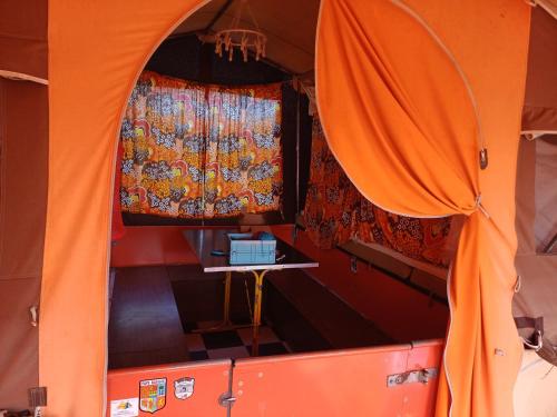 Oranje retro tent, vlakbij Sneek in Poppingawier