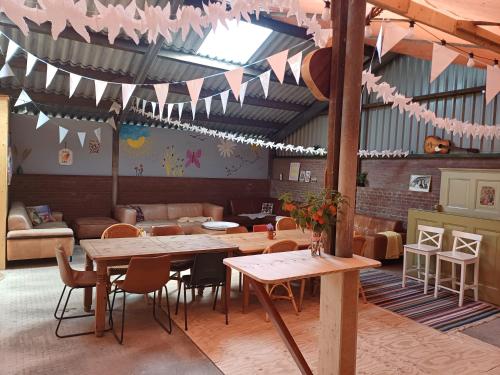 Oranje retro tent, vlakbij Sneek in Poppingawier