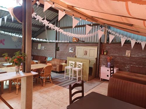 Oranje retro tent, vlakbij Sneek in Poppingawier