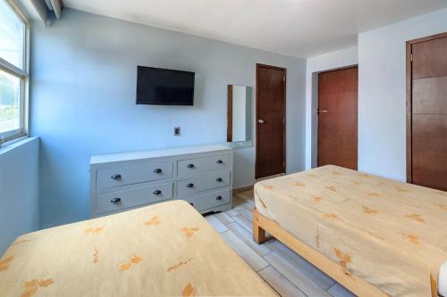 1 double bed, 1 twin bed