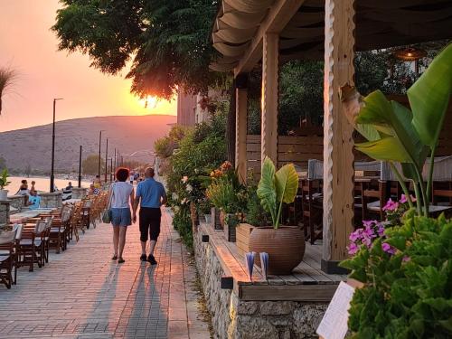 Sunset Boulevard Hotel in Qeparo