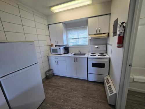 Kitchen, Camelot Court Motel in Prince George (BC)