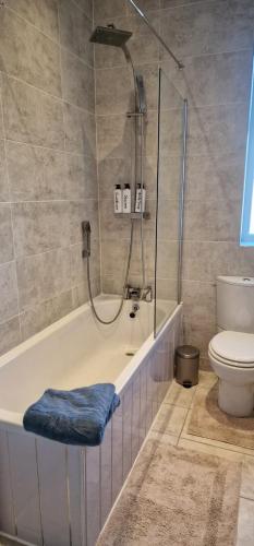 淋浴間, 2 Bed Dukinfield Home, Suitable For Contractors, Families, Parking Available in 達金菲爾德