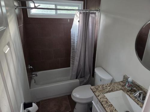 Fürdőszoba, Downtown Anchor in English Avenue