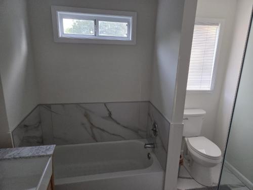 Zuhanyzó, Downtown Anchor in English Avenue