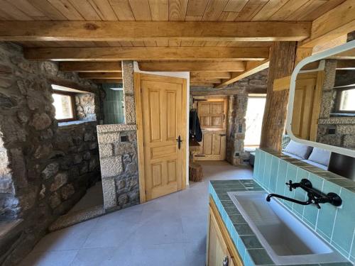 Cabaña Pasiega Lo Bartulo (Cabana Pasiega Lo Bartulo) in San Roque De Riomiera