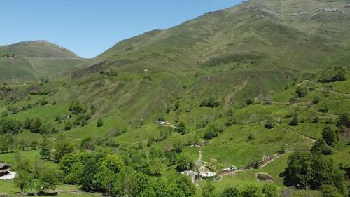 Cabaña Pasiega Lo Bartulo (Cabana Pasiega Lo Bartulo) in San Roque De Riomiera
