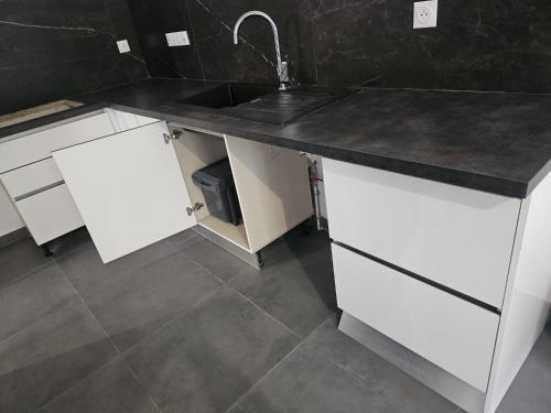 Bel et Spacieux appartement complétement refait à neuf (Bel et Spacieux appartement completement refait a neuf) in กอนเนสส์