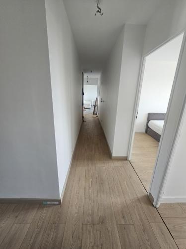 Bel et Spacieux appartement complétement refait à neuf (Bel et Spacieux appartement completement refait a neuf) in กอนเนสส์