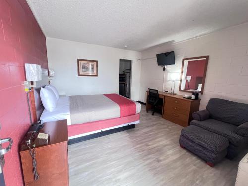 Regency Inn - image 14