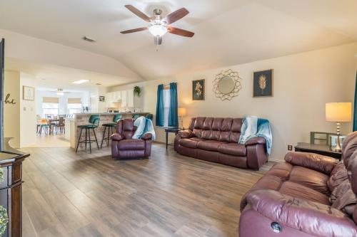 Spacious Bandera Family Fun House with King bed