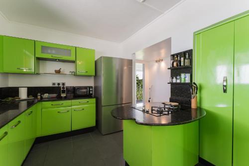 Kitchen, Villa Zetwal piscine jacuzzi vue mer in Mare Gaillard