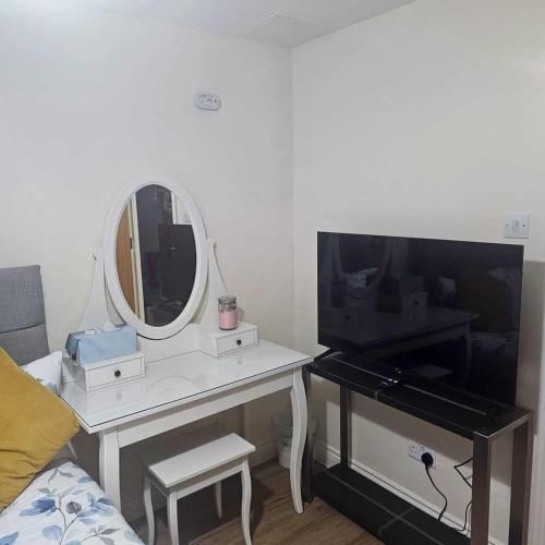 Edinburgh city centre one private bedroom in shared apartment with private bathroom with free car parking, Edimburgo
