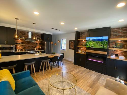 . Stylish Downtown Kingsville Getaway with Putting Green, Firepit & Games