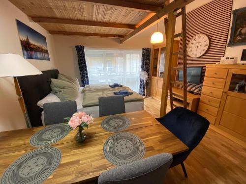 Dresden Saxonia HomeDeLuxe Appartement Neue Hochwertige voll ausgestattete Ferienwohnung mit Küche XXL Boxspringerbett 2 Einzelbetten Highspeed InternetFlatrate und Balkon Ideal für Familien Paare Kulturinteressierte und Geschäftsreisende mit MWStRechnung, Drážďany (fotografie 6)
