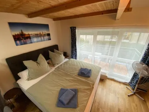 Dresden Saxonia HomeDeLuxe Appartement Neue Hochwertige voll ausgestattete Ferienwohnung mit Küche XXL Boxspringerbett 2 Einzelbetten Highspeed InternetFlatrate und Balkon Ideal für Familien Paare Kulturinteressierte und Geschäftsreisende mit MWStRechnung in Dresden, Deutschland