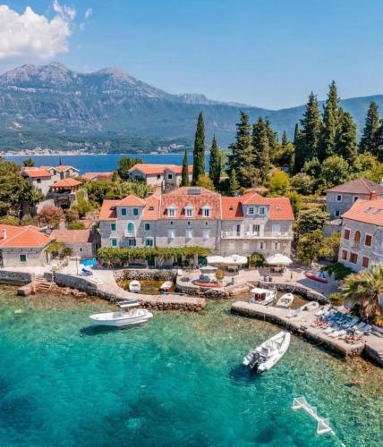 Apart Rose in Lustica in Rose