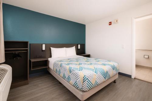 Motel 6-Westminster CA - North - image 3