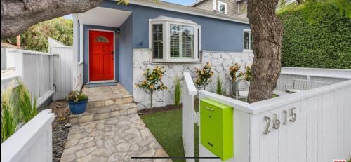 Chic Venice Beach Bungalow Steps from the Canals & Beach, Los Angeles