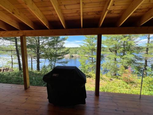 Waterfront Lodge - Firepit, Bunkie, Watercrafts, BBQ in Mauntingruva (ON)