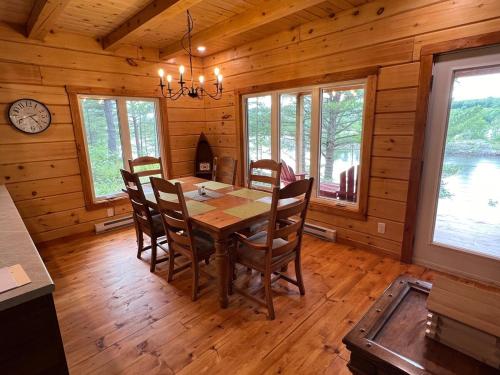 Waterfront Lodge - Firepit, Bunkie, Watercrafts, BBQ in Mauntingruva (ON)