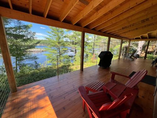 Waterfront Lodge - Firepit, Bunkie, Watercrafts, BBQ in Mauntingruva (ON)