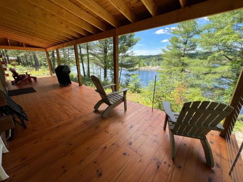 Waterfront Lodge - Firepit, Bunkie, Watercrafts, BBQ in Mauntingruva (ON)